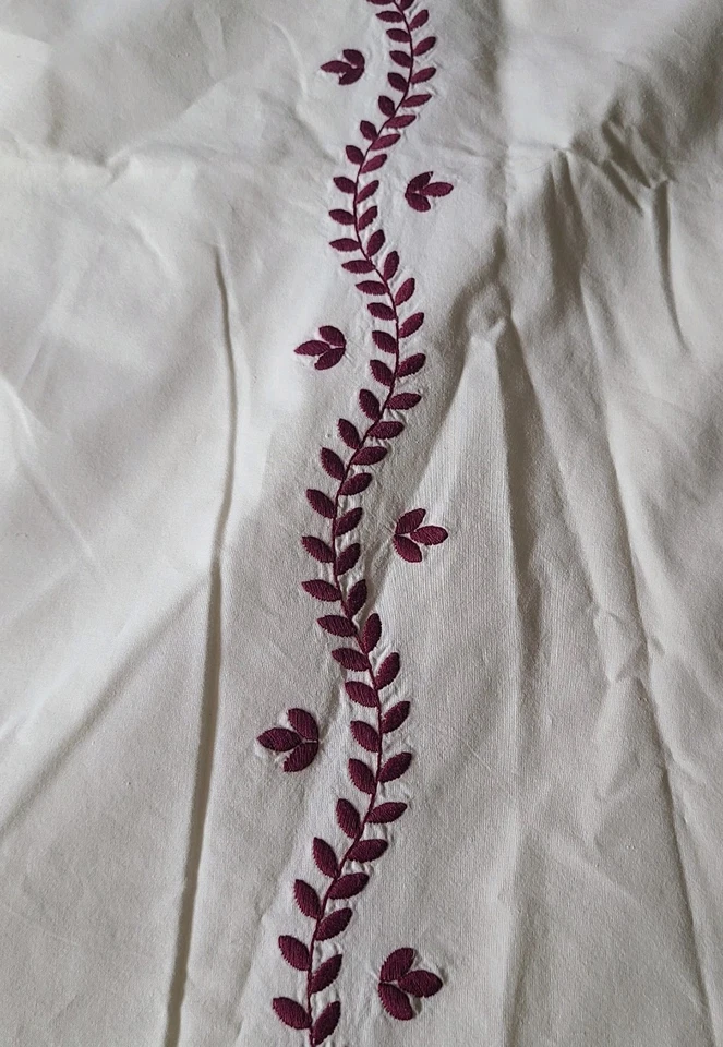 Vntg Leron Full Duvet Cover and Pillow Sham Set Ivory/Burgundy Floral Embroidery - Image 4 of 4