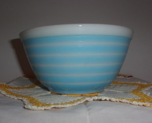 Pyrex Rainbow STRIPES blue stripes nesting mixing bowl 402 1.5 qt. VGC vntg 1965