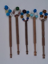 5 x ANTIKE HOLZ SPITZENKL&Ouml;PPELN, MIT GEDRECHSELTEN SCHENKELN + ORIGINAL FLITTER