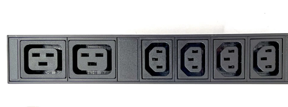 Metered/Breaker PDU L6-30P 240V 30A (4) X C13 & (2) X C19 Outlets  - Image 2 of 4