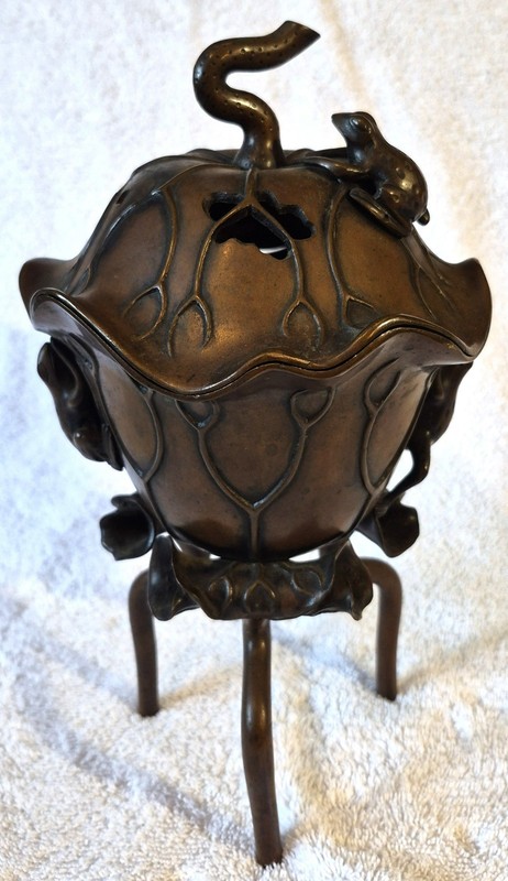 ANTIQUE JAPANESE BRONZE PERFUME / INCENSE BURNER LILY PAD W/ FROGS vafo