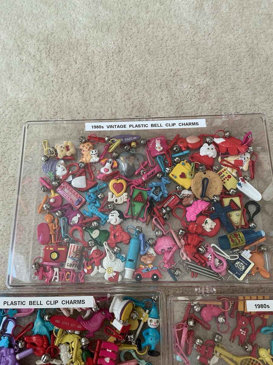 INCREDIBLE COLLECTION OF HUNDREDS OF 1980'S 80'S BELL CLIP PLASTIC