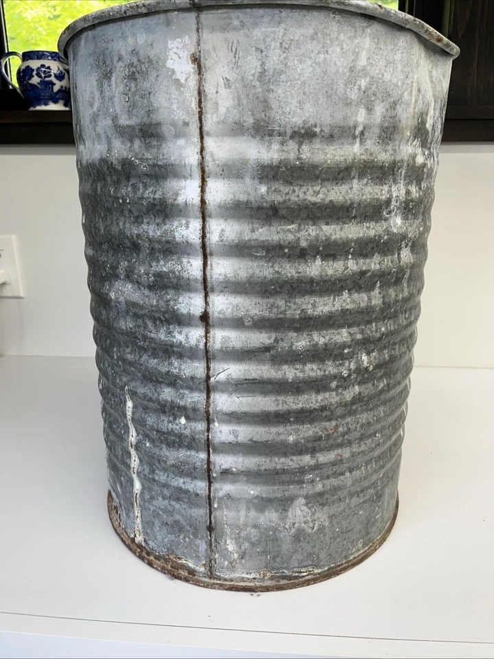 Maceta acanalada galvanizada vintage de 18,5" x 14" Foto 4 de 4