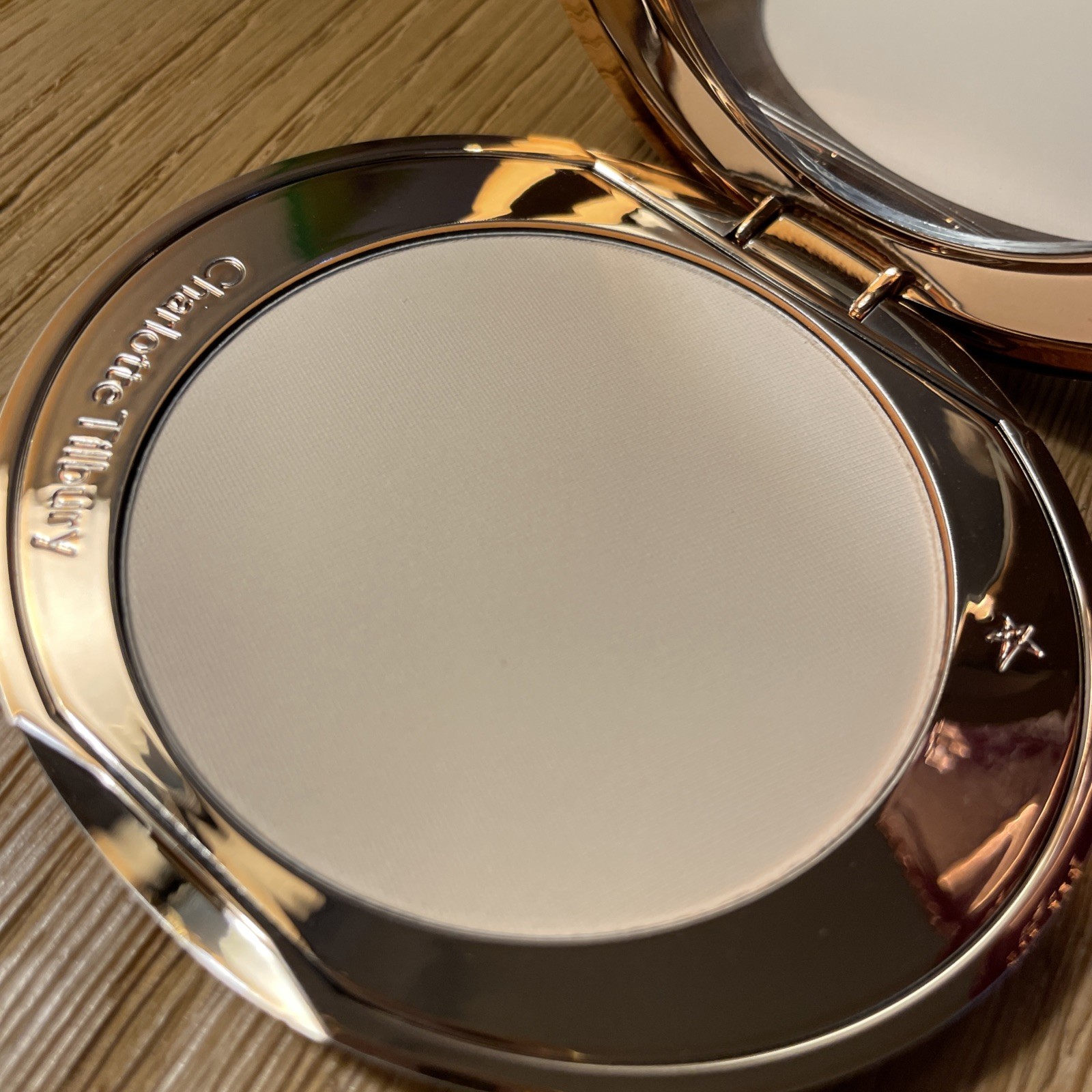 Charlotte Tilbury Airbrush Flawless Finish Setting Powder 1 Fair 0.28oz/8g Full