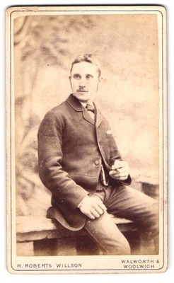 Fotografie R. Roberts Willson, Woolwich, 63, Wellington St., Portrait modisch g 
