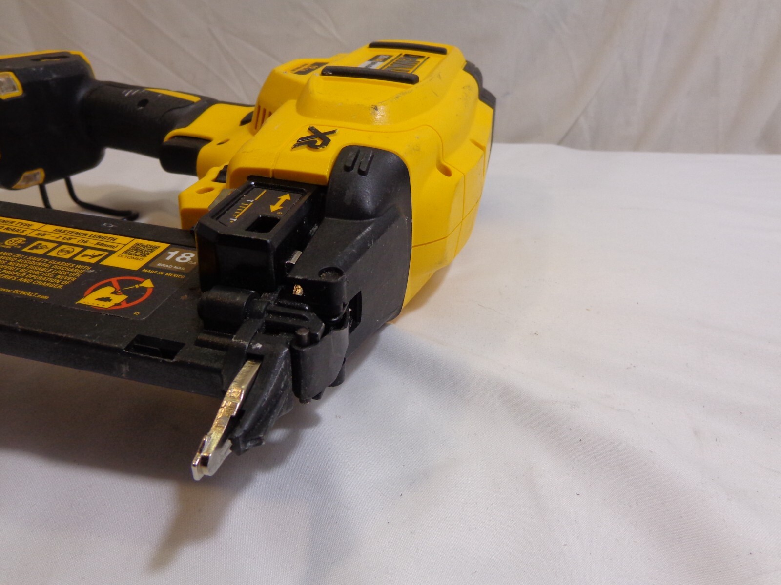 DEWALT 20V MAX BRUSHLESS XR 18GA BRAD NAIL GUN W/4AH BATTERY ONLY