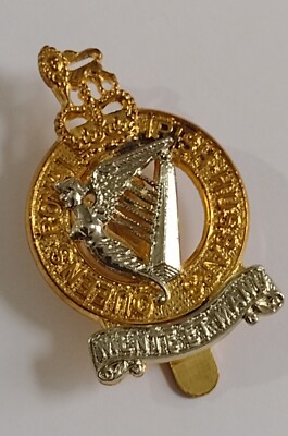 Mützenabzeichen The Queen's Royal Irish Hussars QC EIIR ausgestellt Hersteller Munition UK