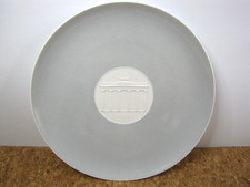 KPM Berlin Teller Wandteller mit Relief im Fond Brandenburger Tor - &Oslash; 27 cm