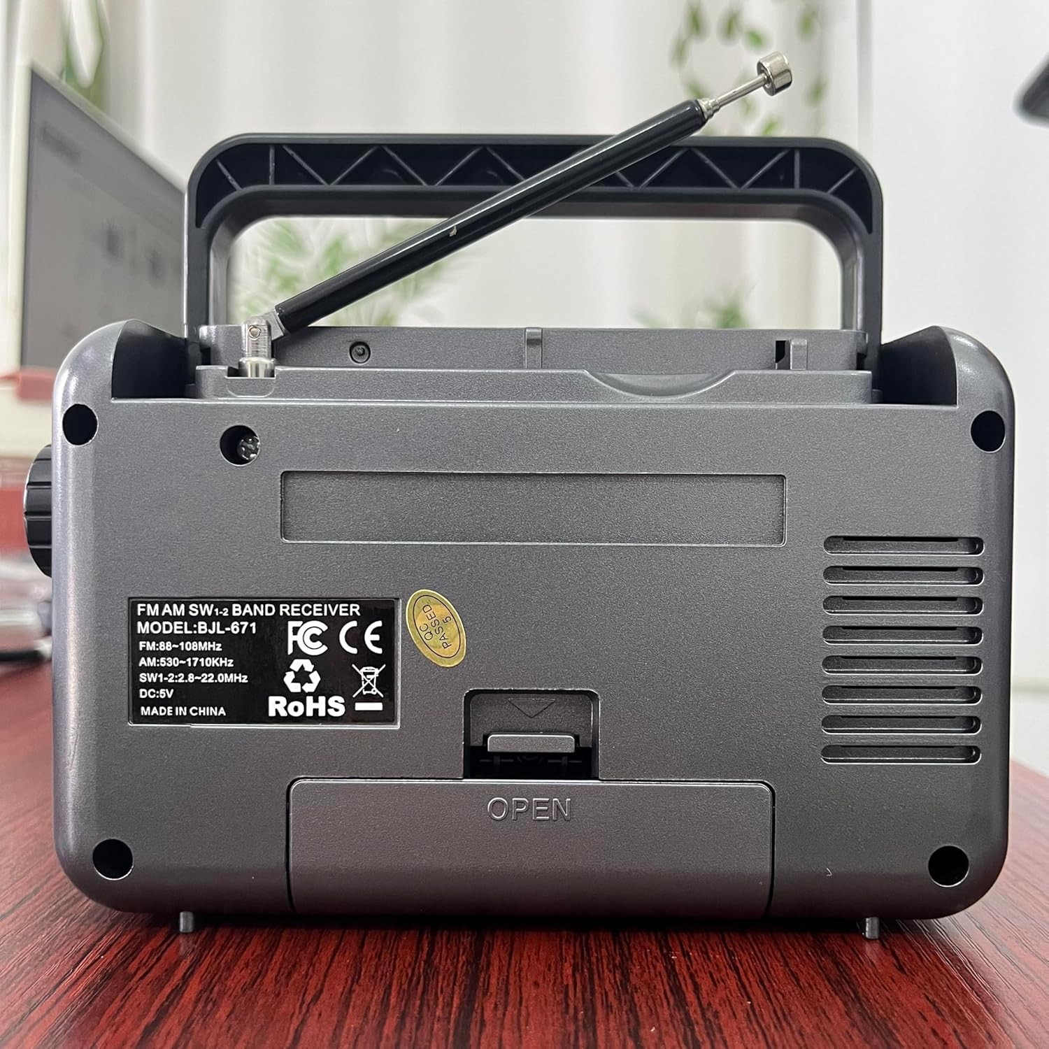 Retro 4-Band AM/FM/SW Portable Radio with USB Power and Rechargeable Battery