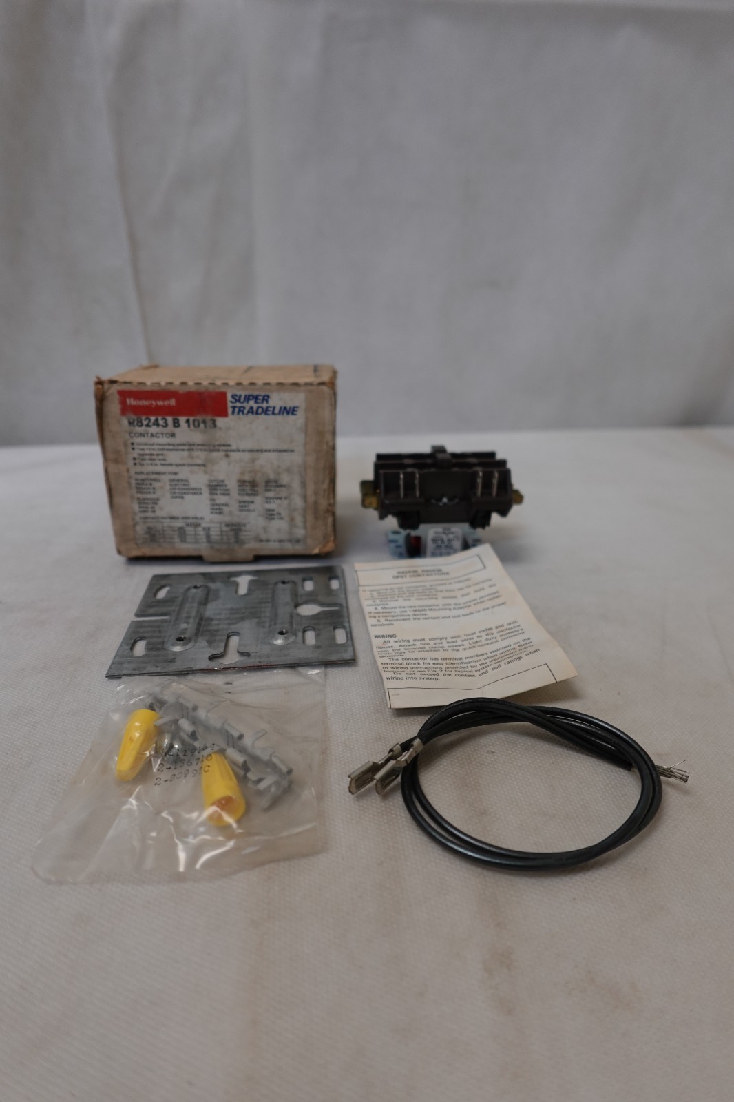 HONEYWELL Super TradeLine - HVAC Electrical Contactor R8243B1013 - 24 VAC - NOS