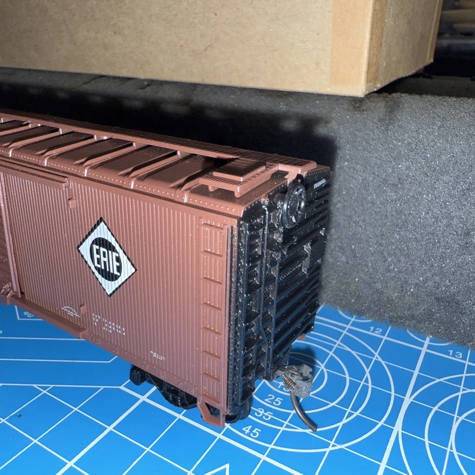 Athearn 5232 Erie 40 ft Wood Sheathed Boxcar 60592 HO Scale - Image 3 of 4