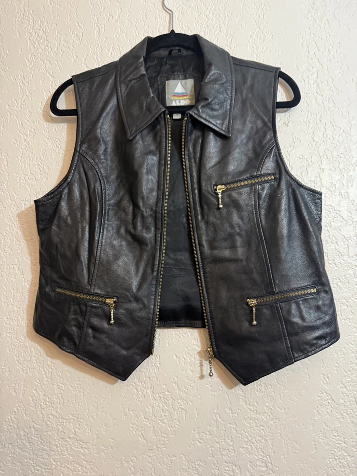 NUEVO SIN ETIQUETAS - Chaleco vintage de cuero negro Aldo con detalles de latón Foto 2 de 4