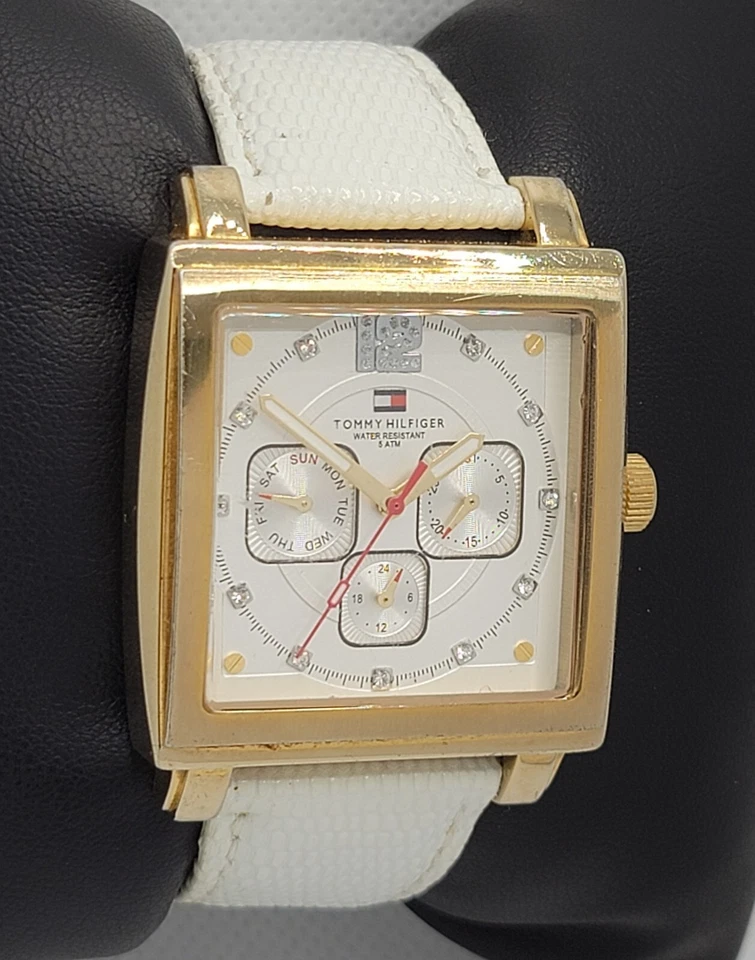 Reloj Tommy Hilfiger Tank con correa de cuero blanco tono dorado para dama 1780817 L8 Foto 3 de 4