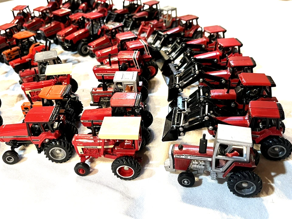 Very Nice Lot of 40 Ertl 1/64 scale Mostly Case International Tractors & Loaders - Image 4 of 4