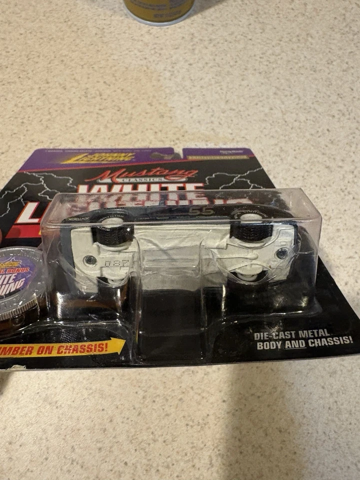 Ford Mustang Racer 1996 White Lightning Johnny Lightning Mustang Classics 1:64 Foto 3 de 4