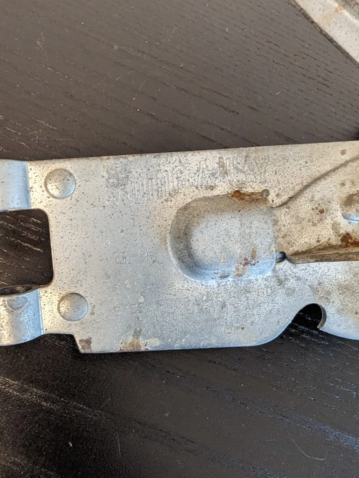 Abridor de botellas de metal estilo montaje en pared SWING-A-WAY G-9 de colección (incompleto) Foto 3 de 4