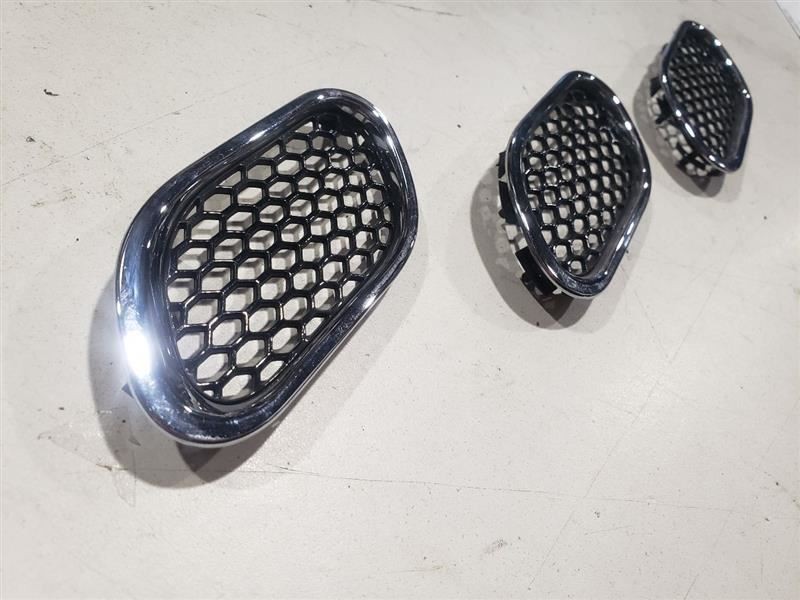 2007 Maserati Quattroporte Sport GT Right Side Fender Grille Insert Trims OEM
