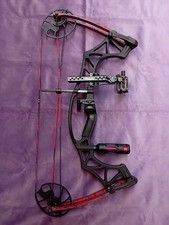 HOYT KLASH COMPOUND BOW. 28" AXA. 15-50 LB D/W. 18"-29" Draw Length. Shred Red.