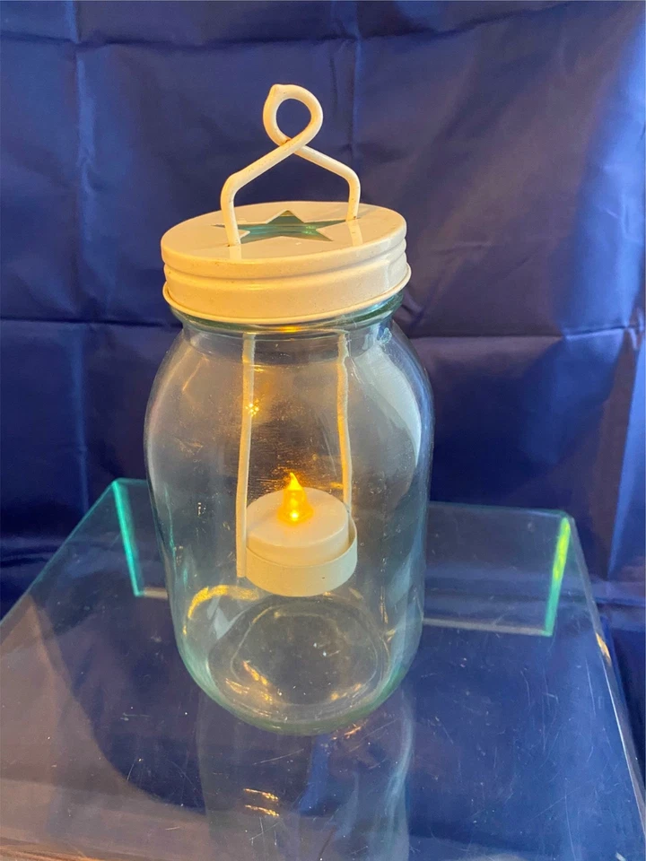 Luz de té vintage hecha con un tarro de enlatado de tinte azul usado Foto 3 de 3