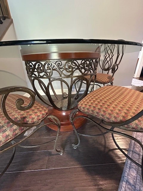 "Mesa de comedor/4 sillas con tapa de vidrio de hierro 54"" excelente estado" Foto 2 de 4
