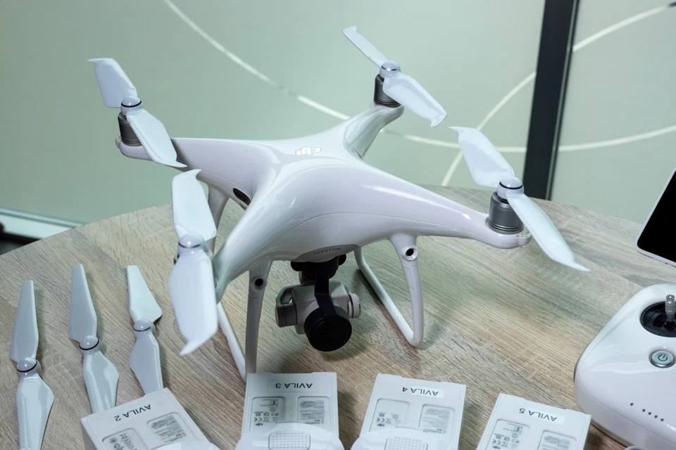 DJI Phantom 4 Pro + Quadcopter Drone with 4K60 Gimbal-Stabilized 20MP Camera - Image 3 of 4