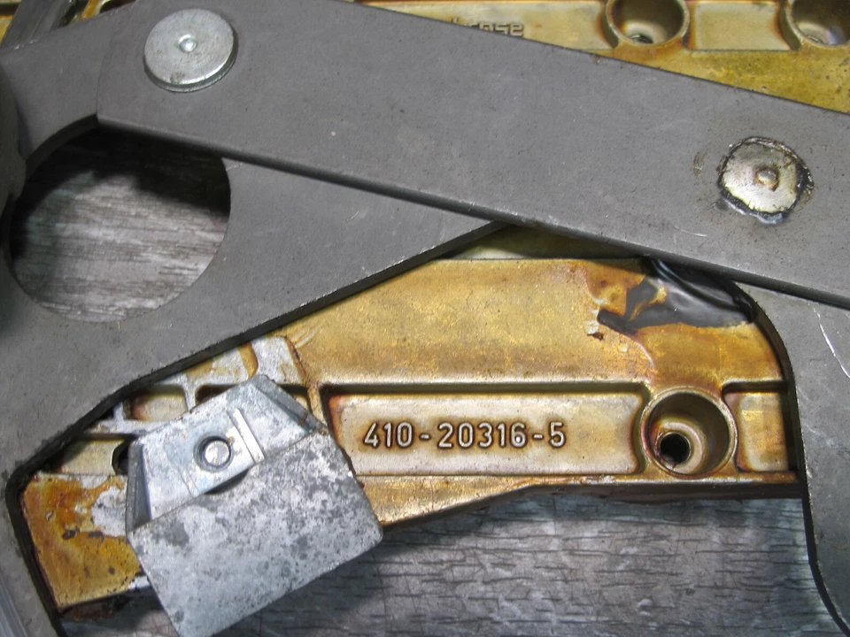 1978-1983 PORSCHE 928 S FRONT LEFT DRIVER SIDE DOOR WINDOW REGULATOR W/ MOTOR - Image 3 of 4