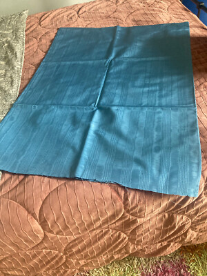 Stoffrest im Blau-Ton im Moiremuster ca. 140 x 180 cm