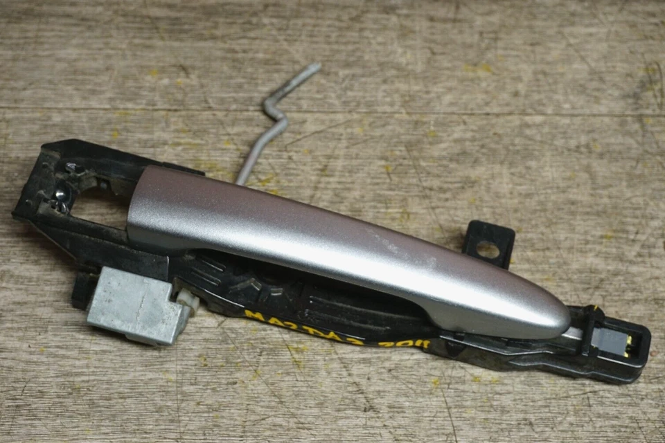 PLATA 2010-2011 MAZDA 3 I SEDÁN MANIJA PUERTA EXTERIOR TRASERA IZQUIERDA CON SOPORTE OEM Foto 3 de 4