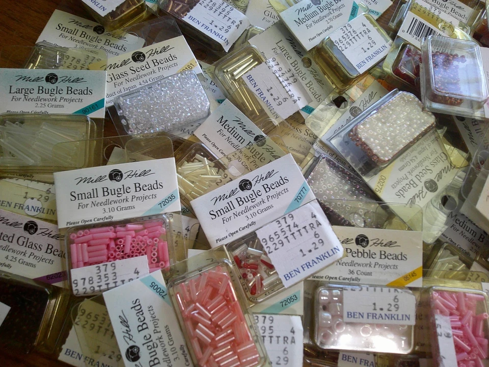 Lote de 90 Paquetes MILL HILL Variedad Corneta Semillas Cuentas Guijarro Antiguo Nuevo y Usado Foto 2 de 4