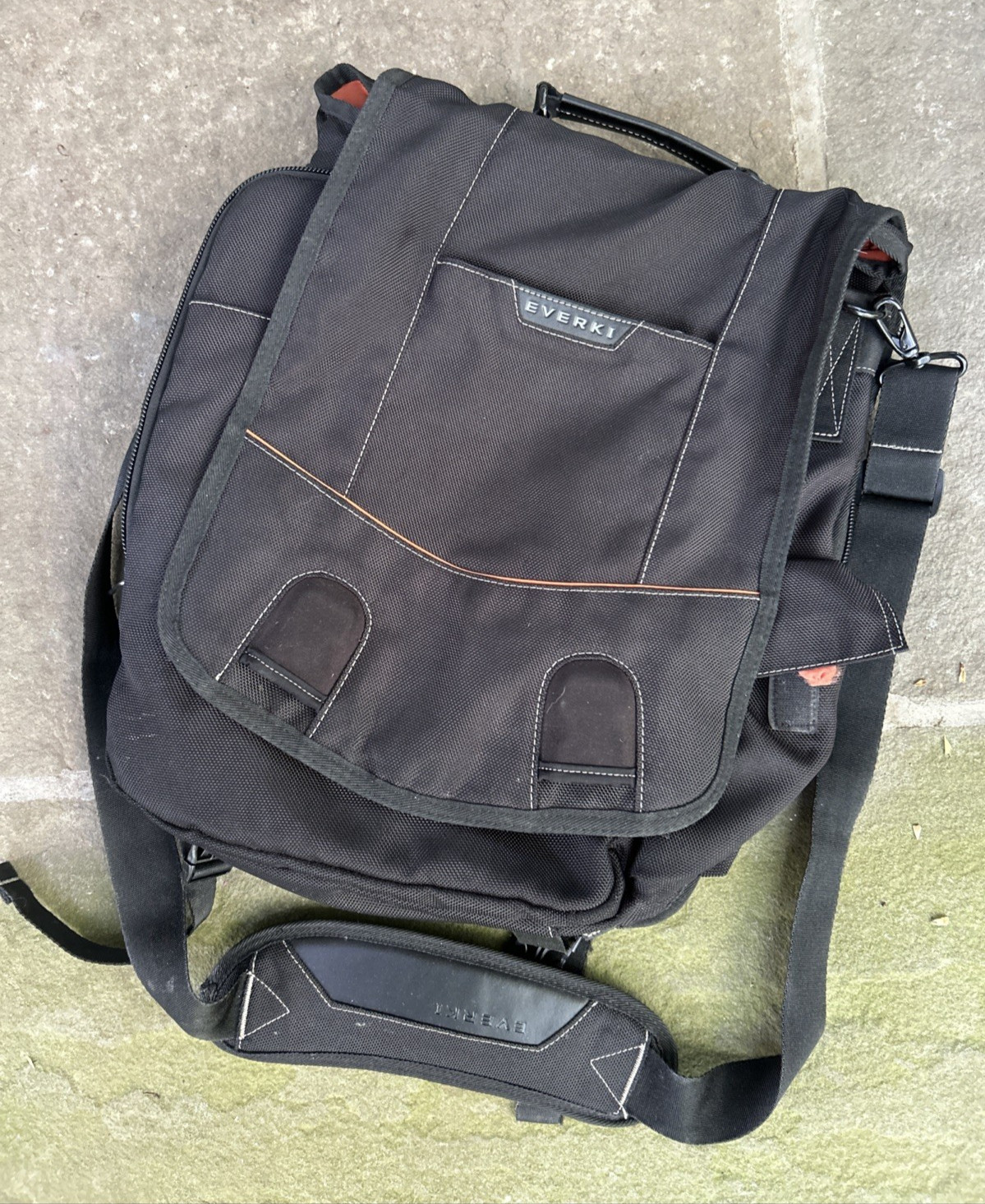 Everki Urbanite Laptop Vertical Messenger Bag EKS620 Black 14