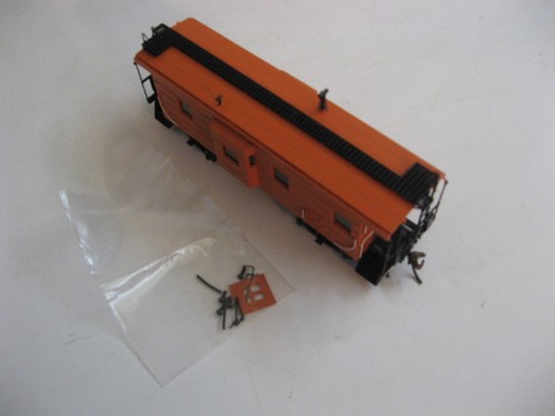 VINTAGE OVERLAND MODELS INC. BRASS MILW. RD. RIB B-W CABOOSE – HO SCALE - Picture 8 of 10