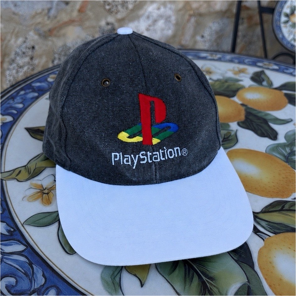 PlayStation Cappellino grigio/bianco con visiera, logo PS e simboli △○×□