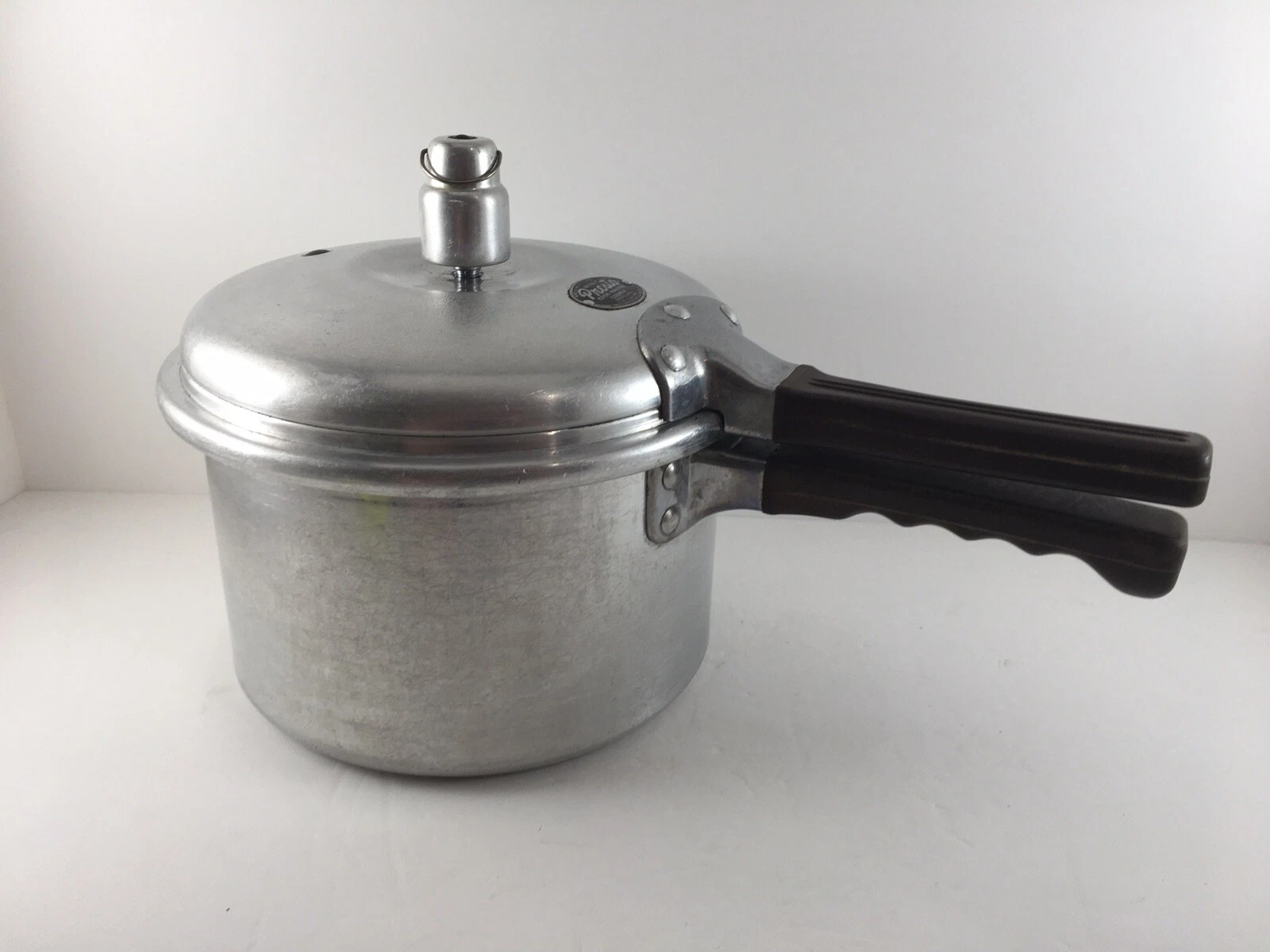 Vintage Presto Pressure Cooker Master 604-4 Quart w/Weight & Older Gasket Seal