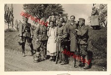 Soldati tedeschi con MG 34 ed elmetto in acciaio Donne jugoslave Serbia Balcani