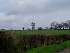 Foto A2 Bauernhof Land und Wasserturm bei Throcking c2013