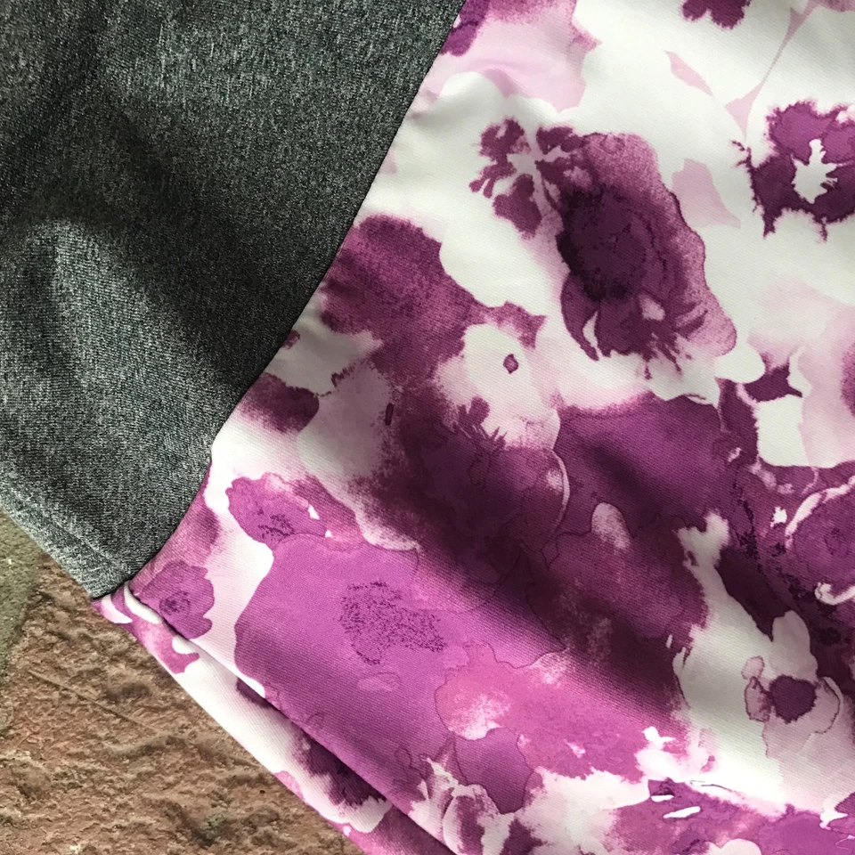 Falda deportiva Full Beauty para mujer gris púrpura estampado floral alta-baja talla grande 26/28 Foto 3 de 4