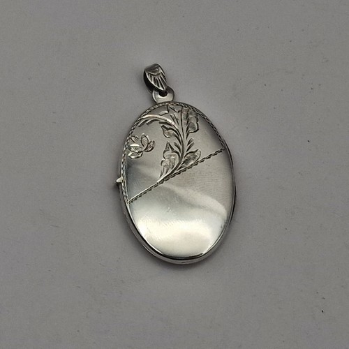 Vintage Sterling Silver Oval Locket with Scroll Engraving - Picture 5 of 17
