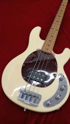 ベース MUSICMAN Stingray 2005 LIMITED EDITION MUSIC MAN Limited Edition Stingray Buttercream USA 2005 Electric