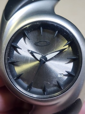 Oakley Crush 2.0 Watch Silver & Black (Brand New Battery) | eBay