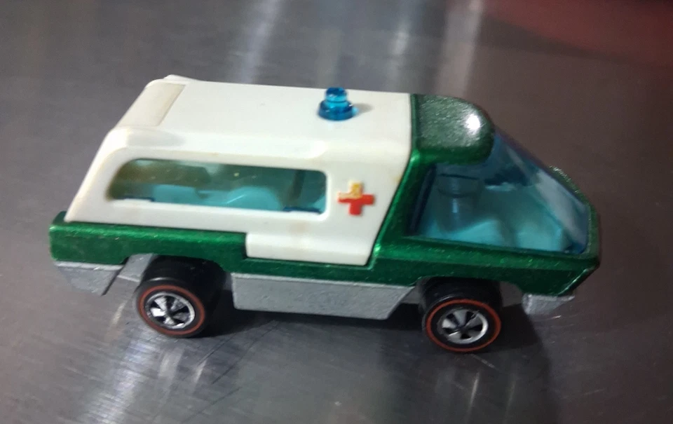 Hot Wheels 1969 Vintage Redline the Heavyweights Ambulance Green With Badge - Image 2 of 4