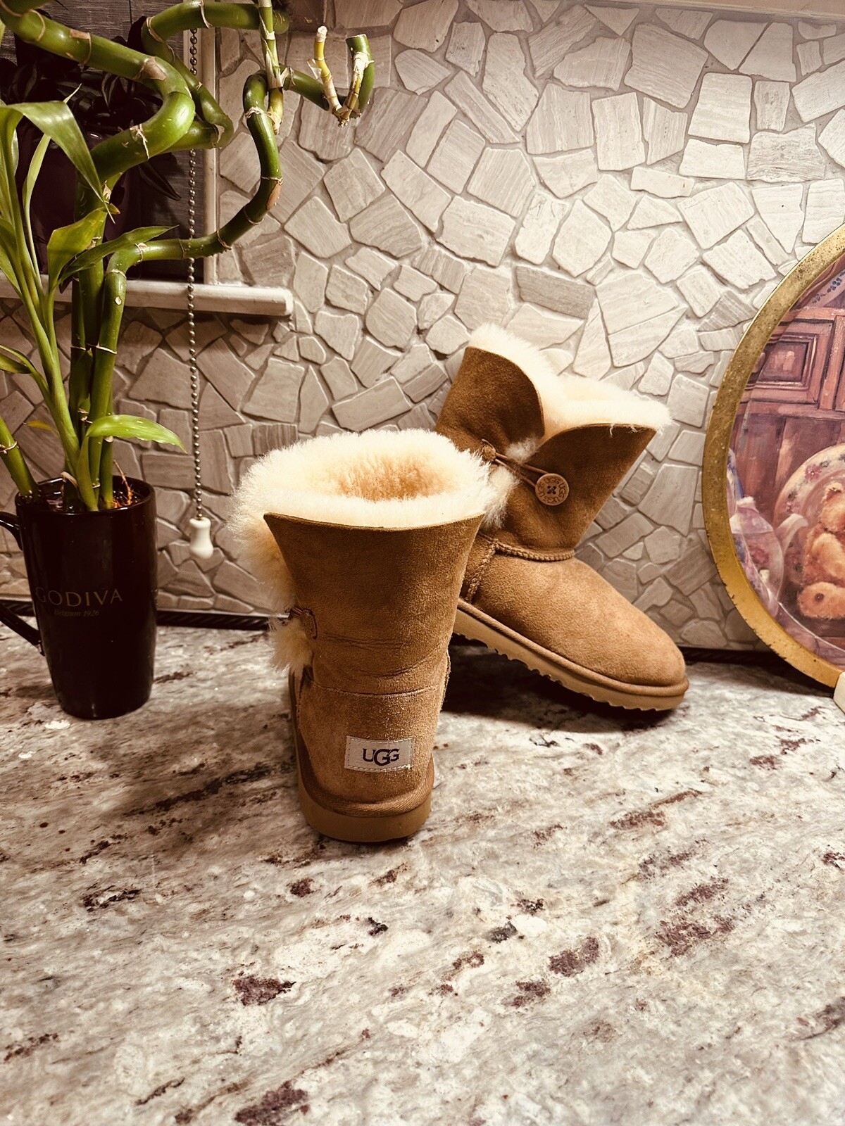UGG Australian Boots Teen/ Women Chestnut Bailey Button Size 5 Barely Worn