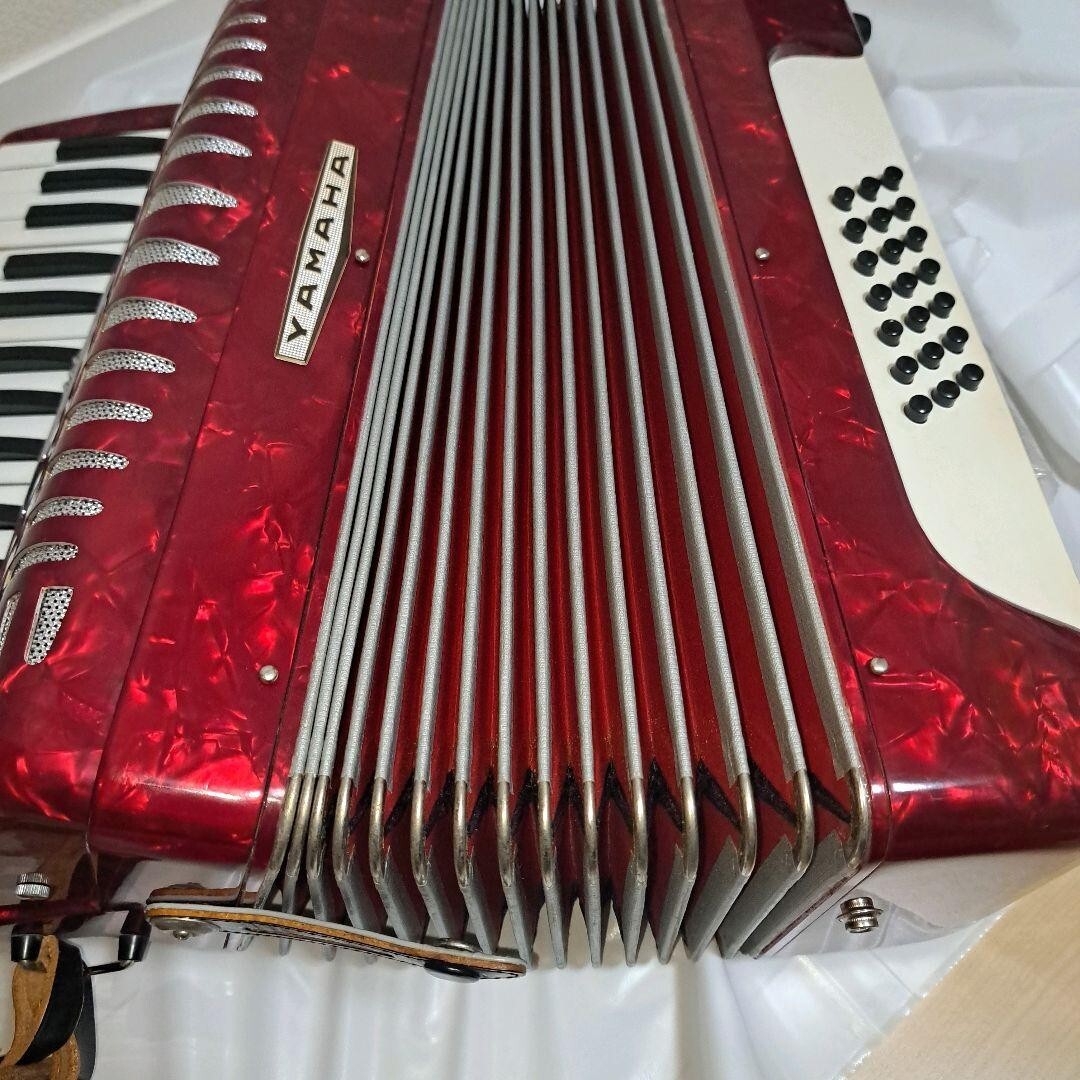 Yamaha YA-21 Accordion 32-Key 21-Bass Vintage Model 8905