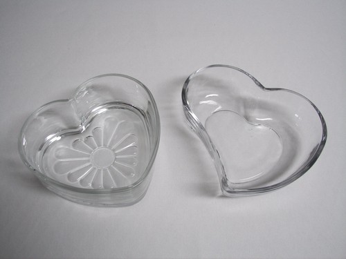 2 Herzschalen Servierschalen Set zwei Klarglas eine freie Form, ein Blumenboden b23 - Bild 4 von 10