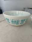 Pyrex 'Butterprint' mixing bowl with turquoise Amish folk art pattern — photo 5