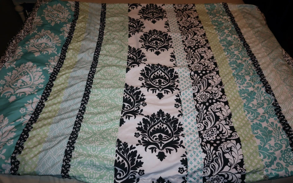 Edredón Cynthia Rowley Twin/Twin XL y retazos simulados verde azulado blanco y negro reversible Foto 2 de 4