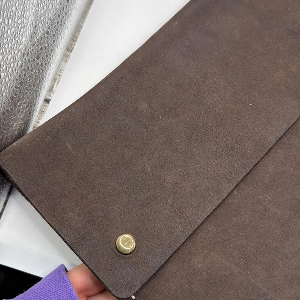 Funda para portátil Majik de cuero marrón hecha en Haití para hombre portafolio de mensajero documento Foto 2 de 4