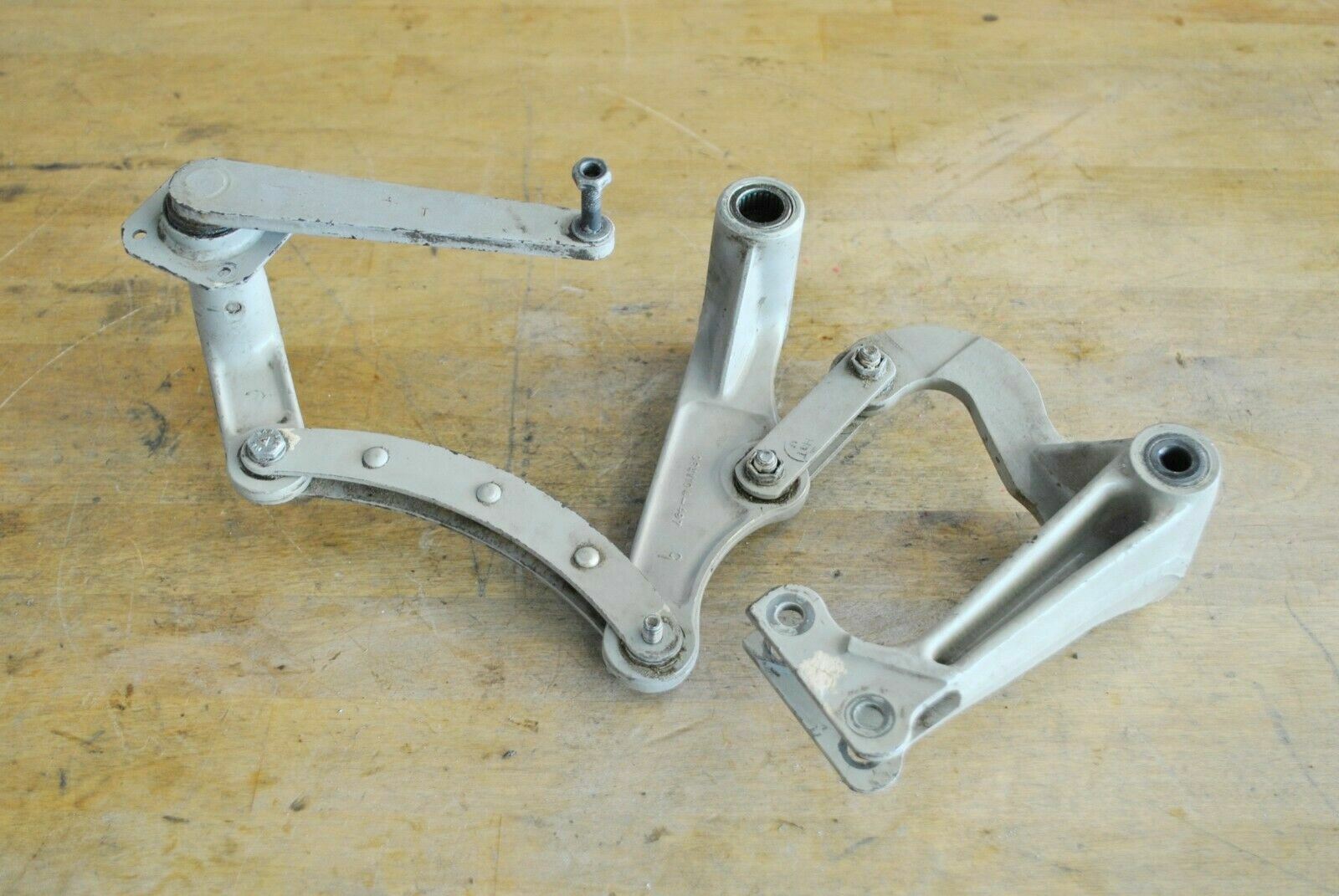 SERVICEABLE TWIN CESSNA LEFT MAIN LDG GEAR ROCKER ARM 0841104-497 for ...