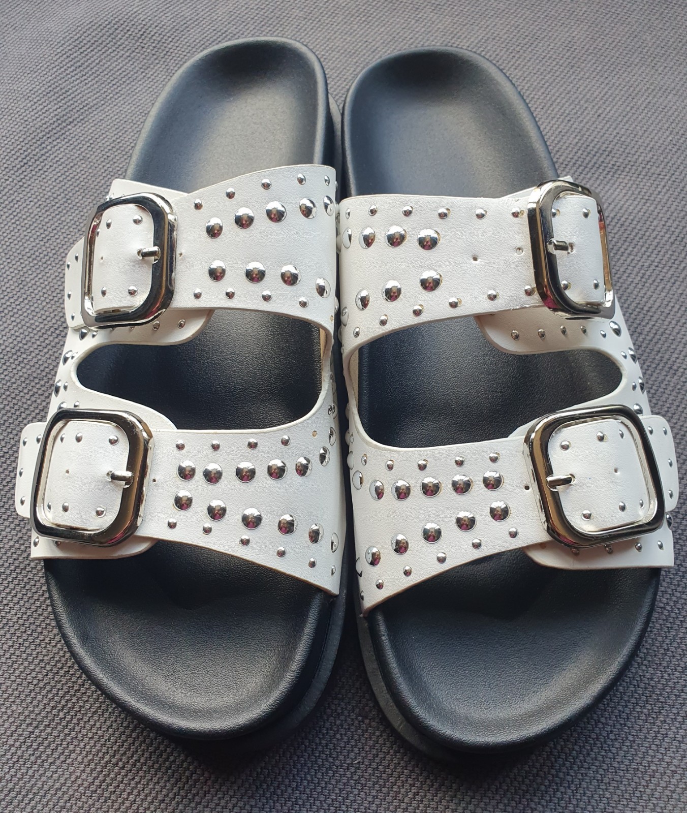 SAOLA Scarpe sliders nuove senza etichette taglia 7 bianche argento borchie suola nera!