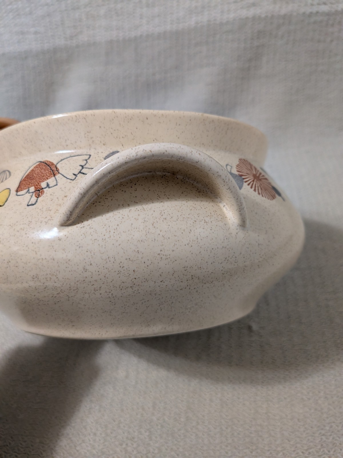 Franciscan Woodlore Mushroom Covered Casserole Dish -2 QT -MCM - GMB - Imperfect