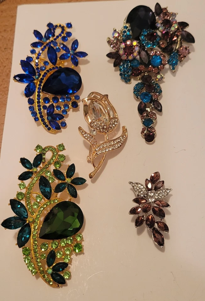 Lote de 5 piezas Impresionante Broche Flor Floral Esmalte Estrás No Faltan Piedras CA P28 Foto 4 de 4